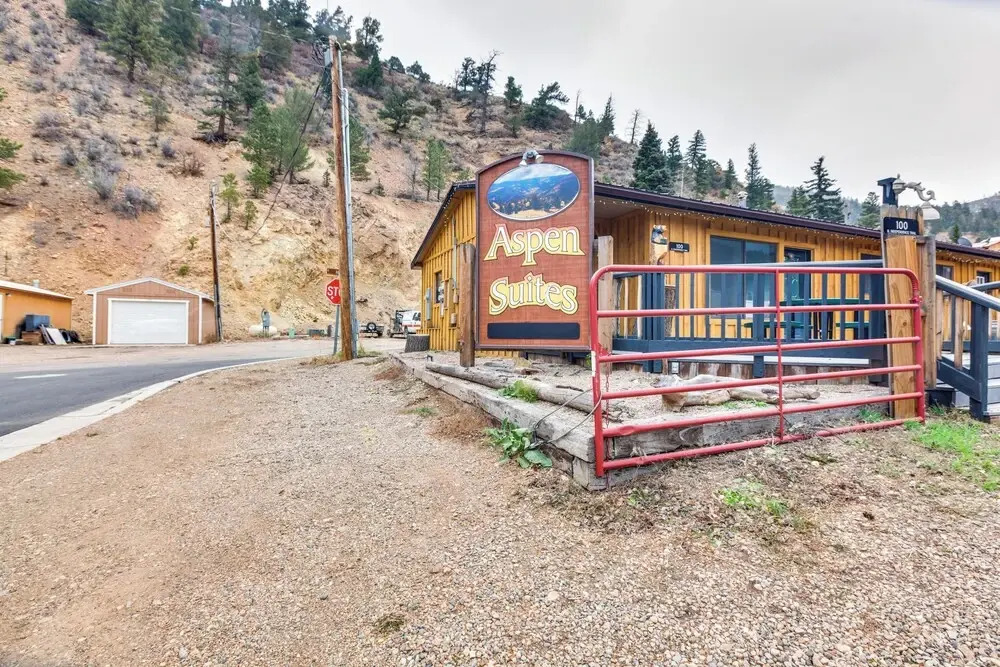 Steps to Main Street! Cozy Red River Getaway