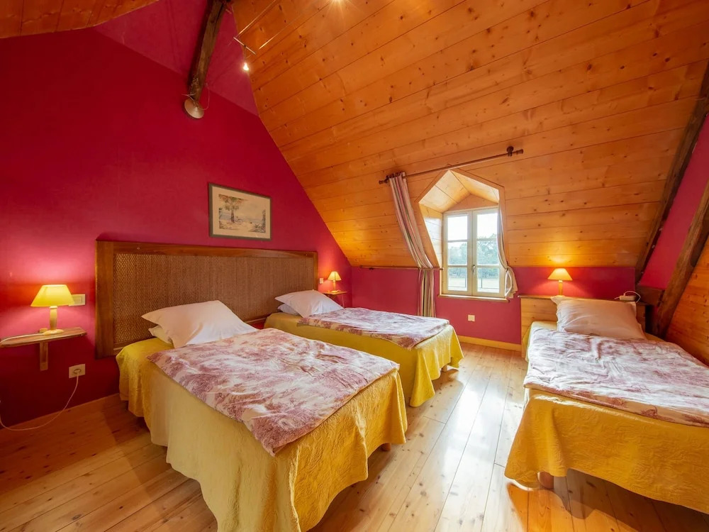 Fine Holiday Home in the Surroundings of Vitry-aux-loges Near Large Swimming Lake