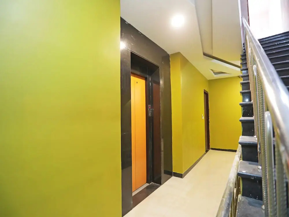 OYO 13392 Hotel Neeraj
