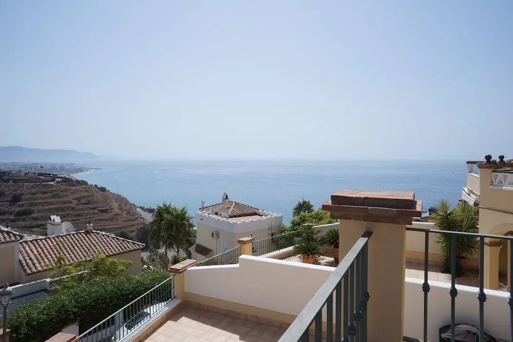 La Alcazaba - 3 bed apt With Communal Pool