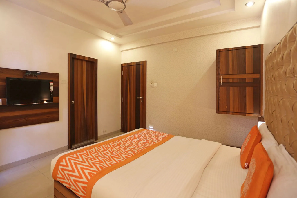 OYO 8190 Hotel Satyan Inn