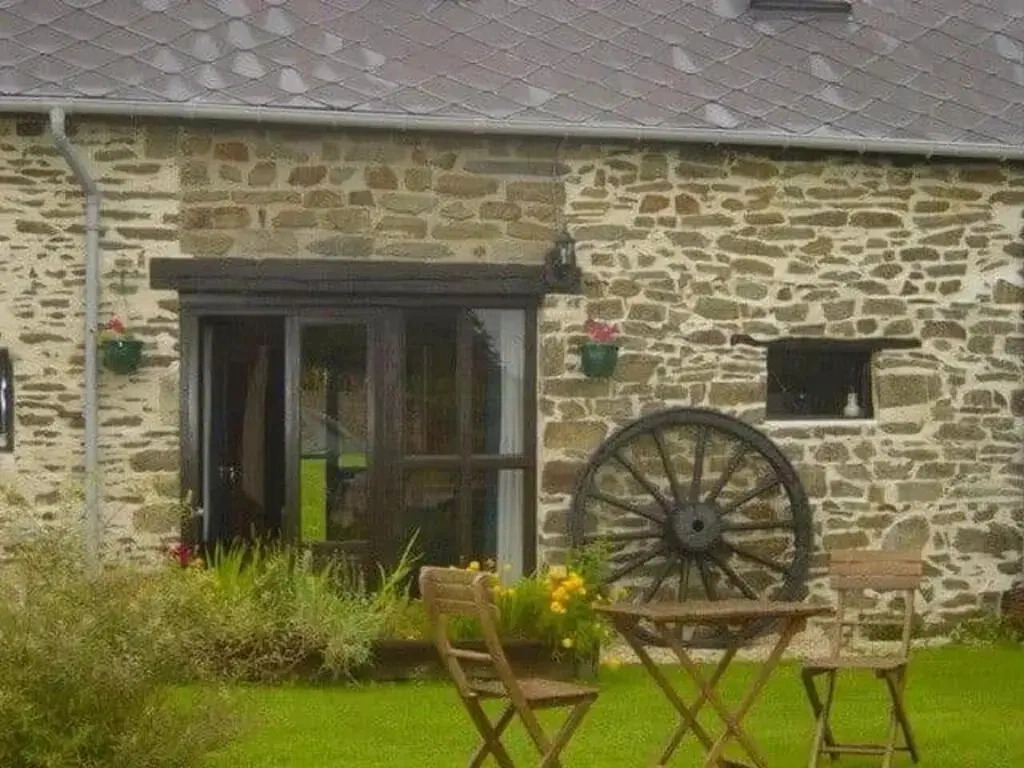 Fantastic gites 1 of 3, with pool in the beautiful Mayenne countryside.