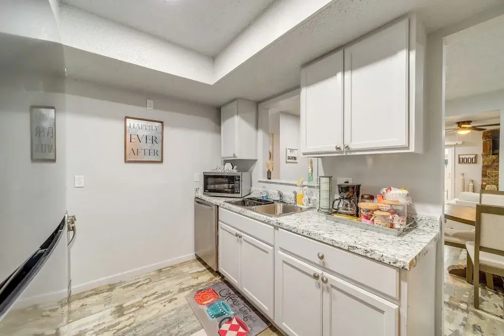 Pet-friendly Retreat w/ Yard, 12 Mi to Dtwn Tulsa