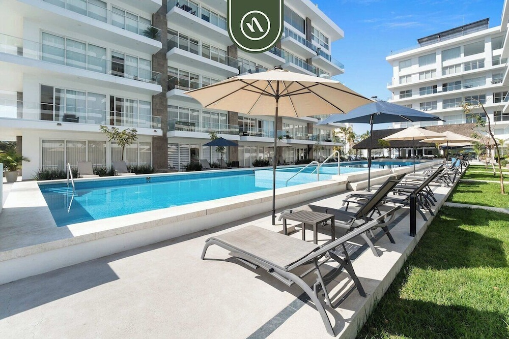 Tropical 2 BR Retreat - Close to the Beach - Pool