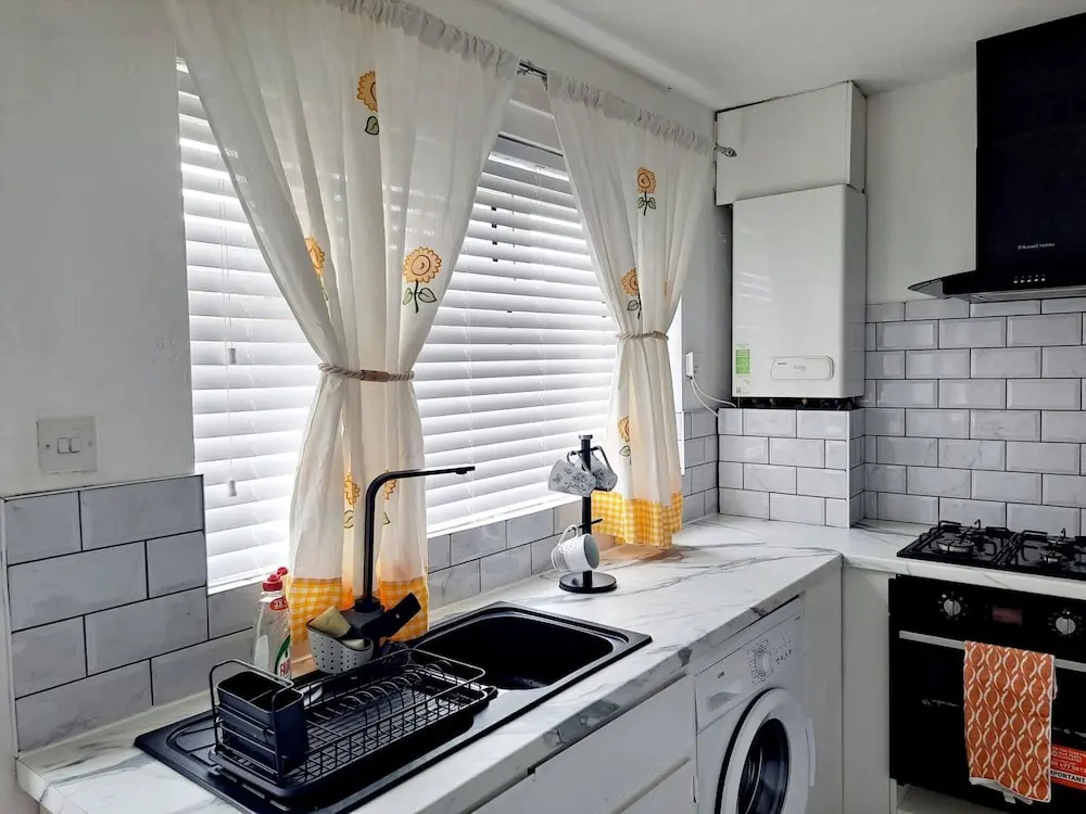 Cozy 2BR Home Pets Welcome Free Parking & Wifi