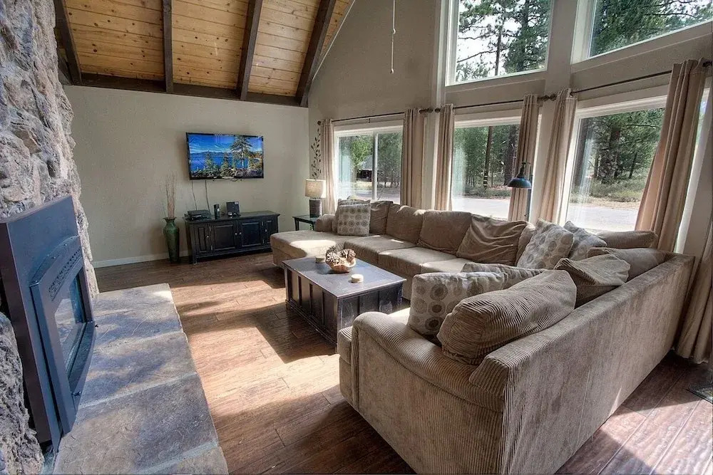 Snowshoe Chalet 3 Bedroom Cabin by RedAwning