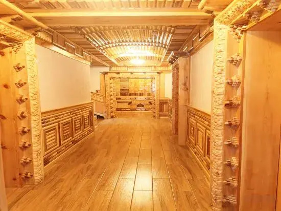 Cailin Holiday Manor