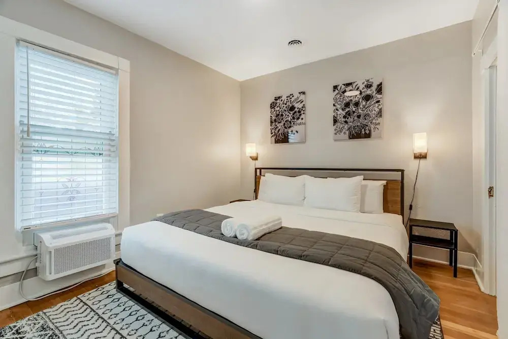 Downtown Getaway With Balcony King Beds