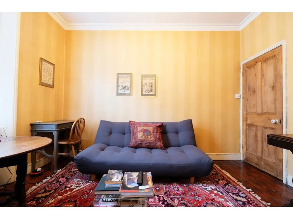 Lovely & Central Garden Flat in Victoria