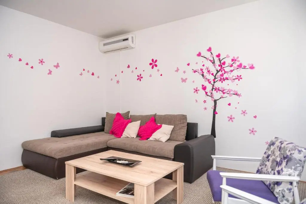 Sunny & Spacious, 2BD suite with free parking