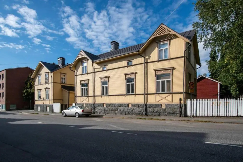SELF-SERVICE apt 10 min from bus-&railway station, free bike!