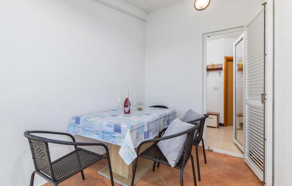 Amazing Apartment in Valbandon With Wifi and 2 Bedrooms