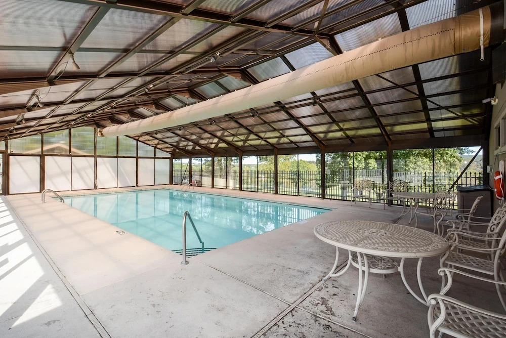 Sweet Clover - Indoor Pool - HOT TUB Area - Resort Style - Center of Branson!!