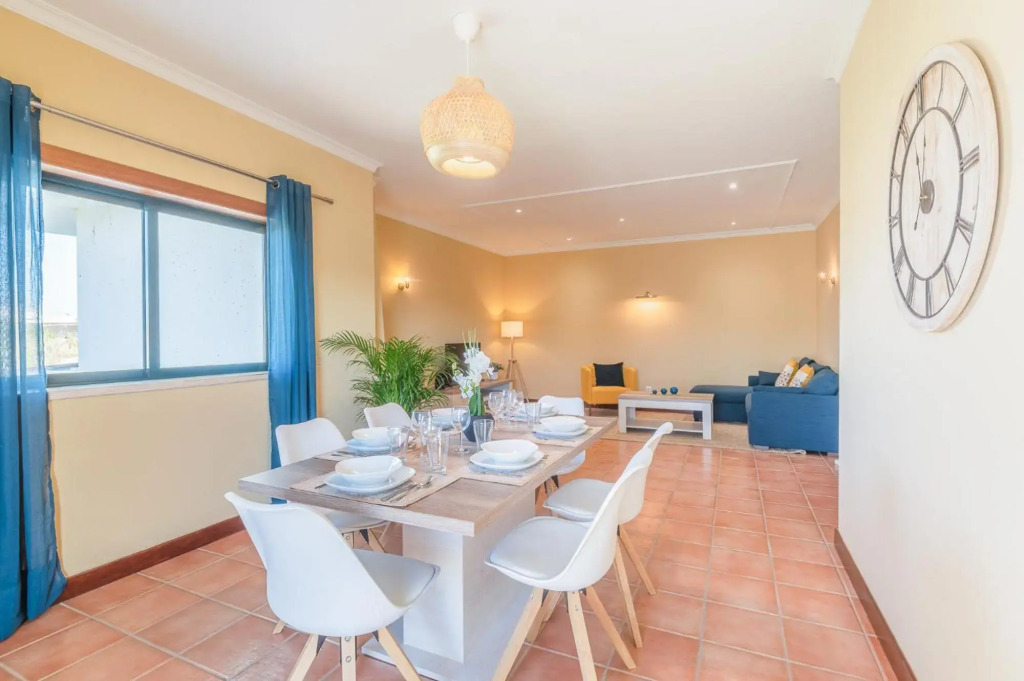 #071 Stunning Spacious Flat w Pool 5m Beach