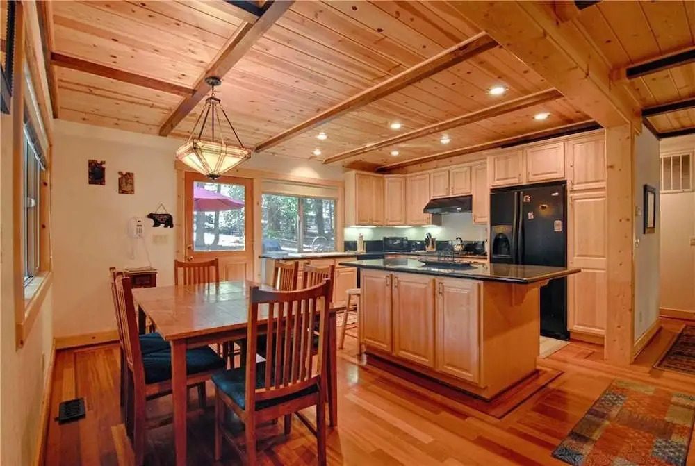 Lazy Bear Lodge W/huge Deck and Hot Tub! #247
