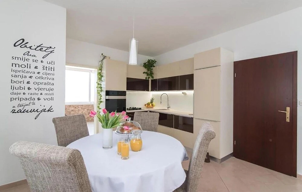 Awesome Apartment in Sutivan With Wifi and 3 Bedrooms