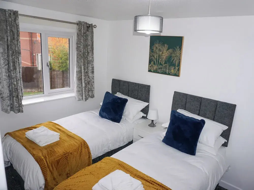 Biz & Fam Sleeps 7 Wigan w/ Parking, Self-check-in