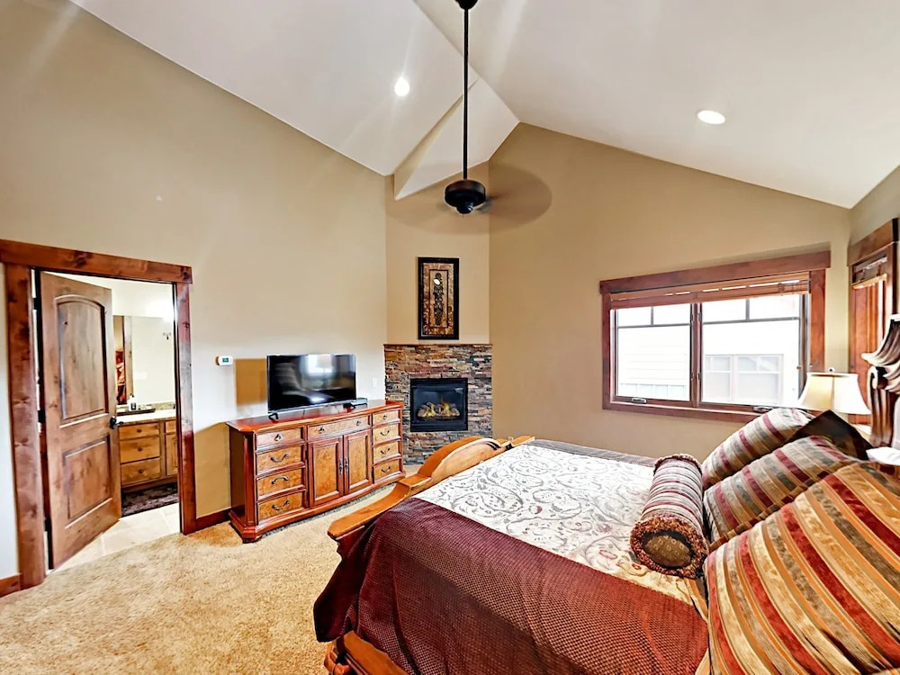 Elegant Townhome with Hot Tub by RedAwning