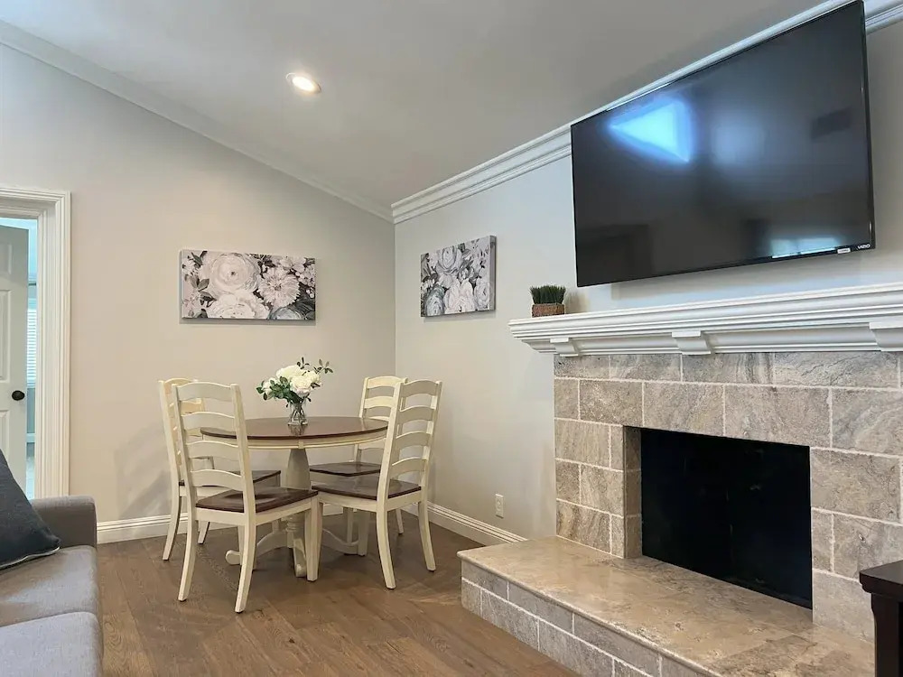 Swanky 5 bedroom 4.5 bath home (3 Master Suites)