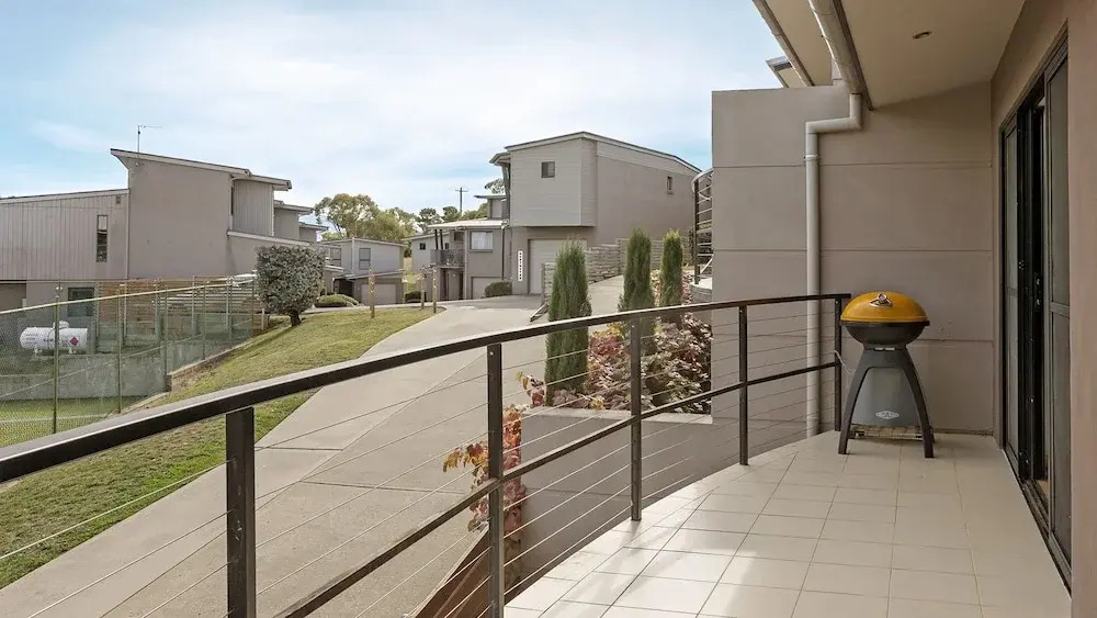 Khione 1 - Modern & spacious with views towards Lake Jindabyne & the mountains beyond