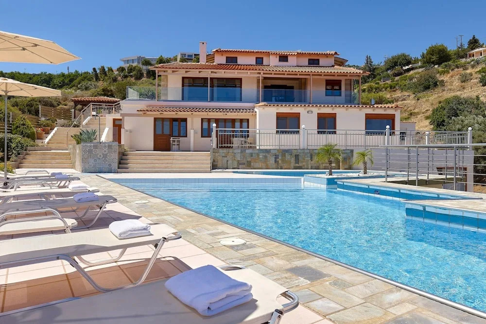 Bright Family Apartment With Shared Pool RU