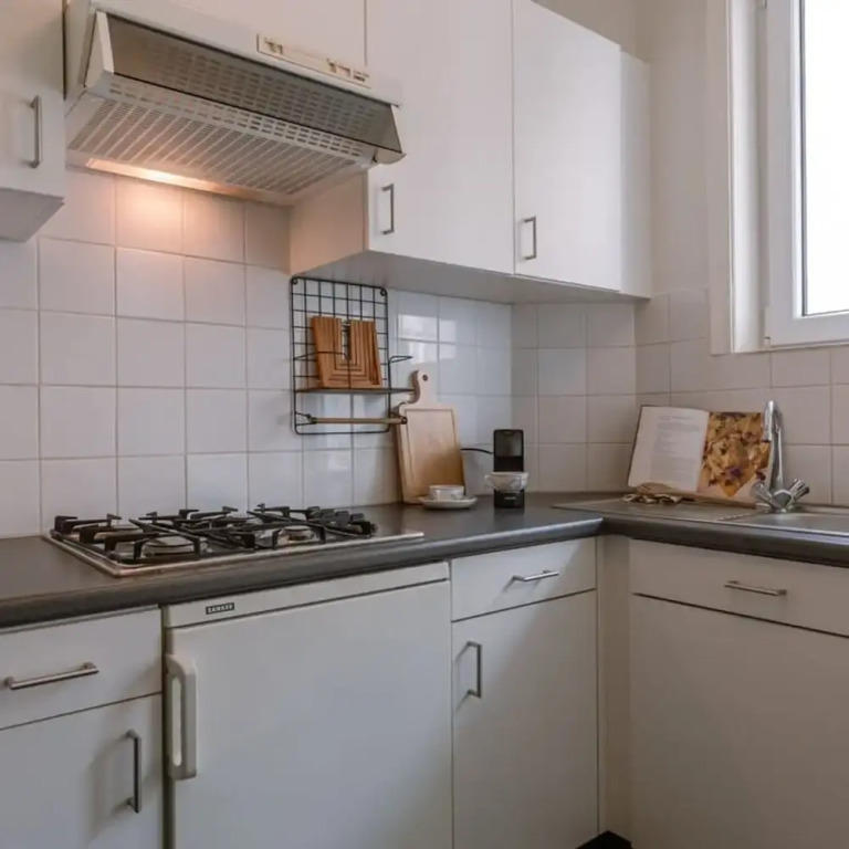 Warm Cozy Lateral Seaview Apartment