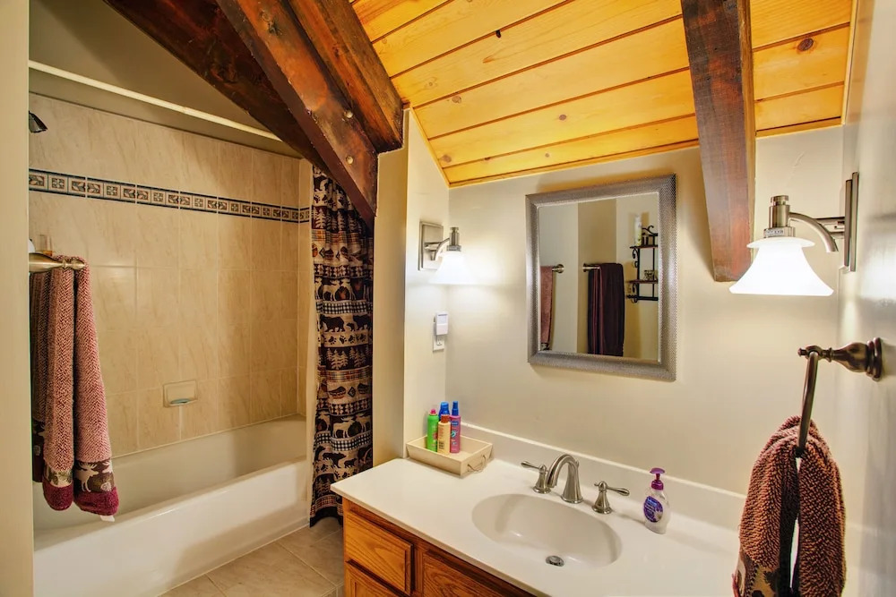 Lloyds Lodge Vacation Rental 4 Bedrooms 2 Bathrooms Home