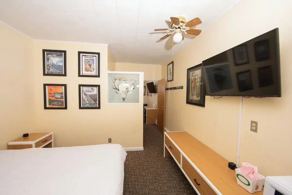 Yodeler Motel