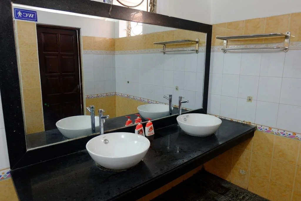 PHÚ QUÝ HOTEL near ĐÔNG KINH MARKET