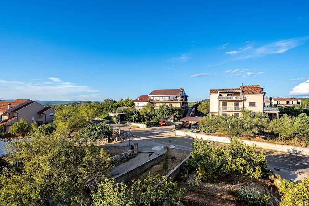 2 Bedroom Apartment Near Sibenik Krka Waterfalls