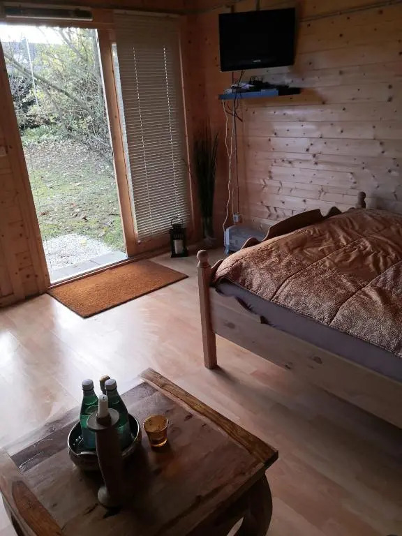 25qm ATRIUM Holz-Bungalow- NATUR PUR- NEUES MASSIVHOLZ BETT- Juni 2022- Objekt optimiert!