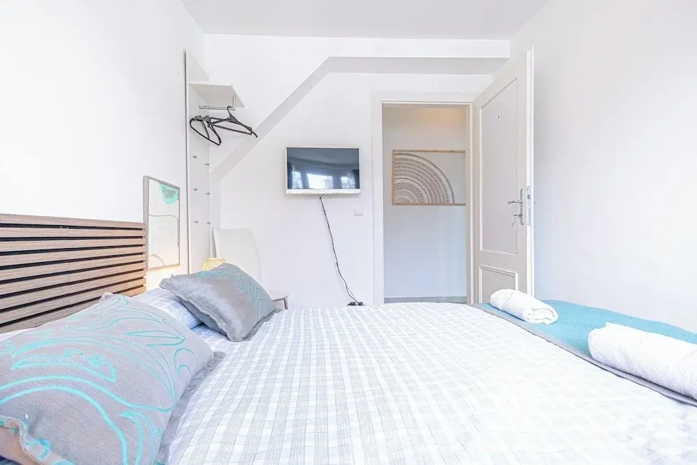 Stylish Private Rooms in 3BR Apartment with Balcony, City Center