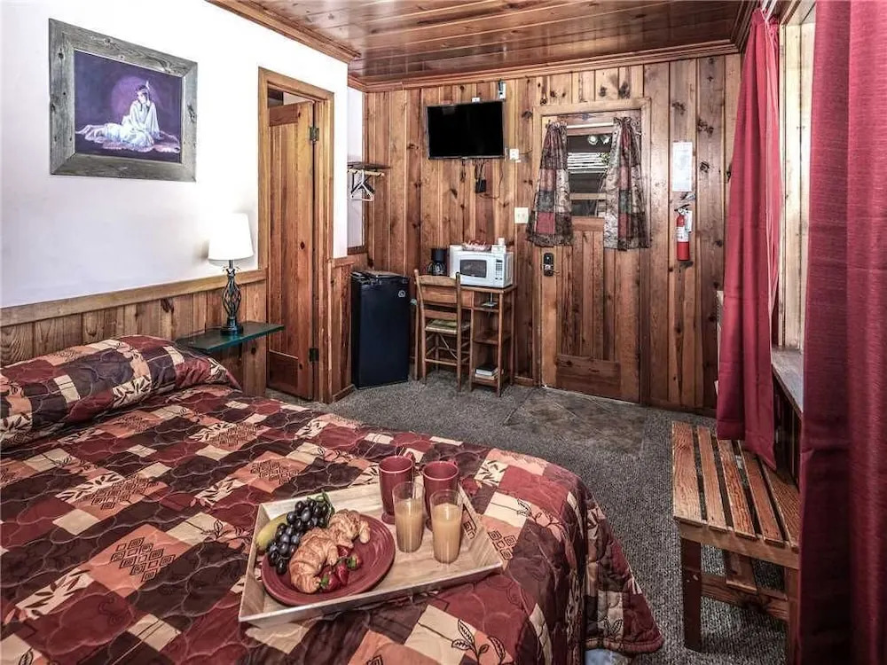 Apache Village Cabinette 13, Queen Bed, Midtown, Sleeps 2