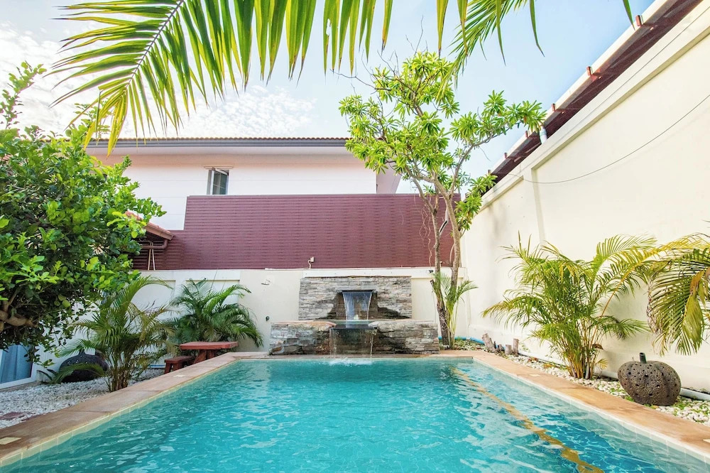 Seaside Villa 3 Pools, 2 mins walk to beach