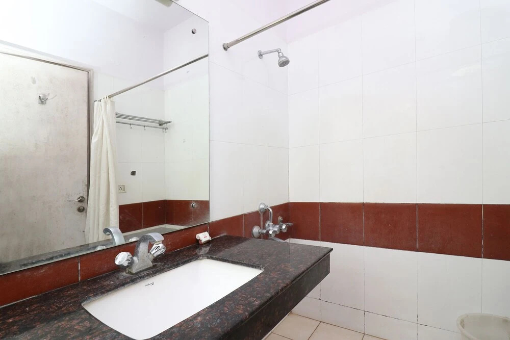OYO 28575 Hotel J&B