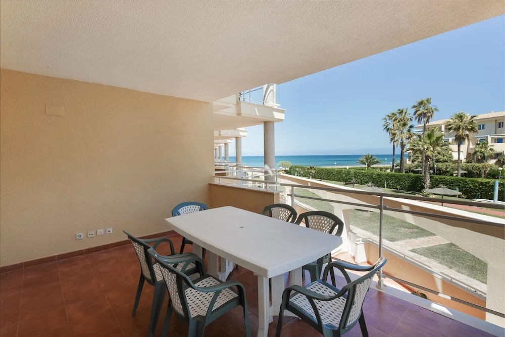 Beautiful 2-Bed first beach line apartment for 6