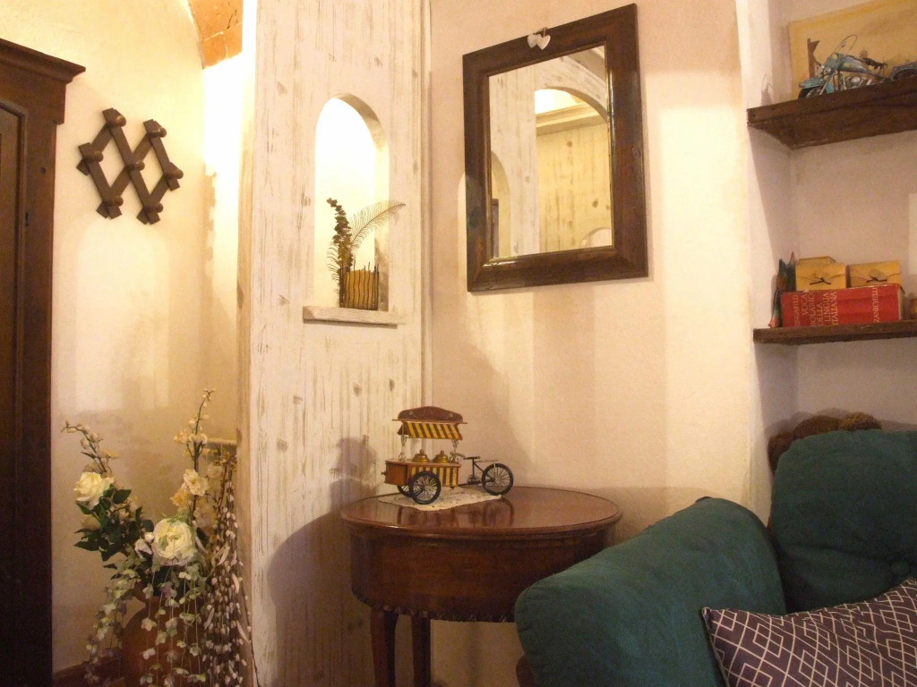It 's located in the historic center of Pisa on the ground floor of a 17th century building