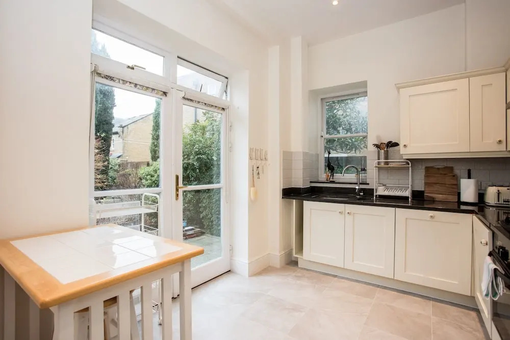 Spacious 2 Bedroom Flat With Garden