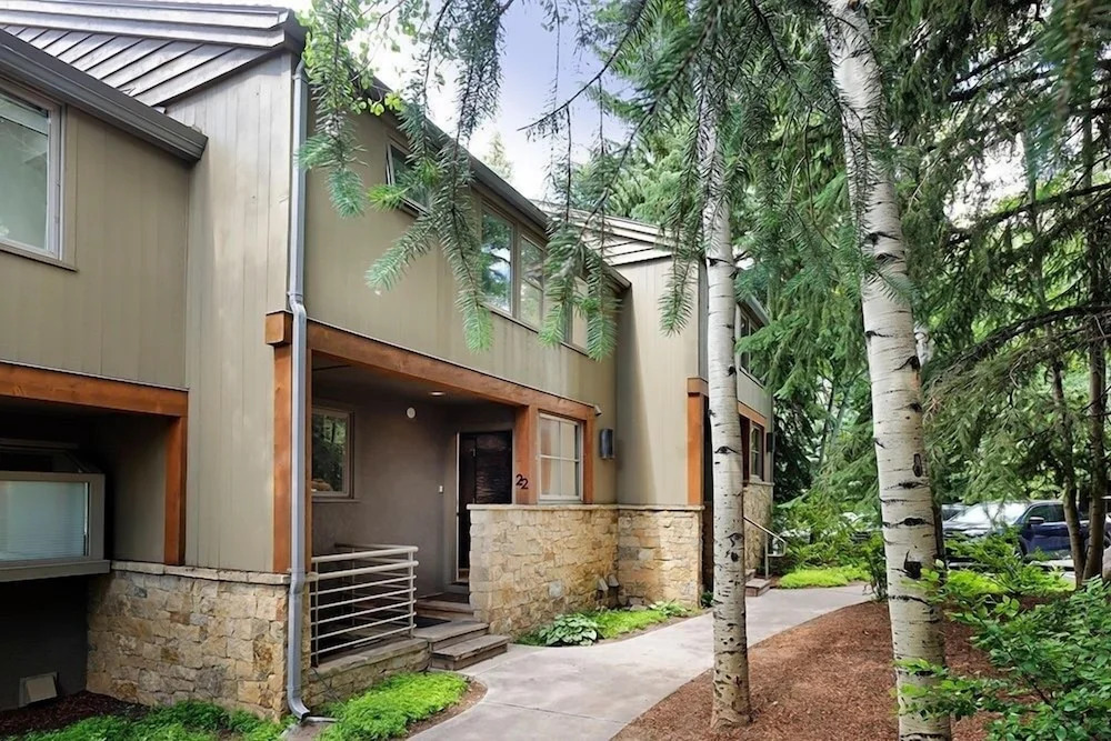 New Listing! West End Jewel - Steps to bus to 4 ski areas!(4860 3 Bedroom Condo by RedAwning