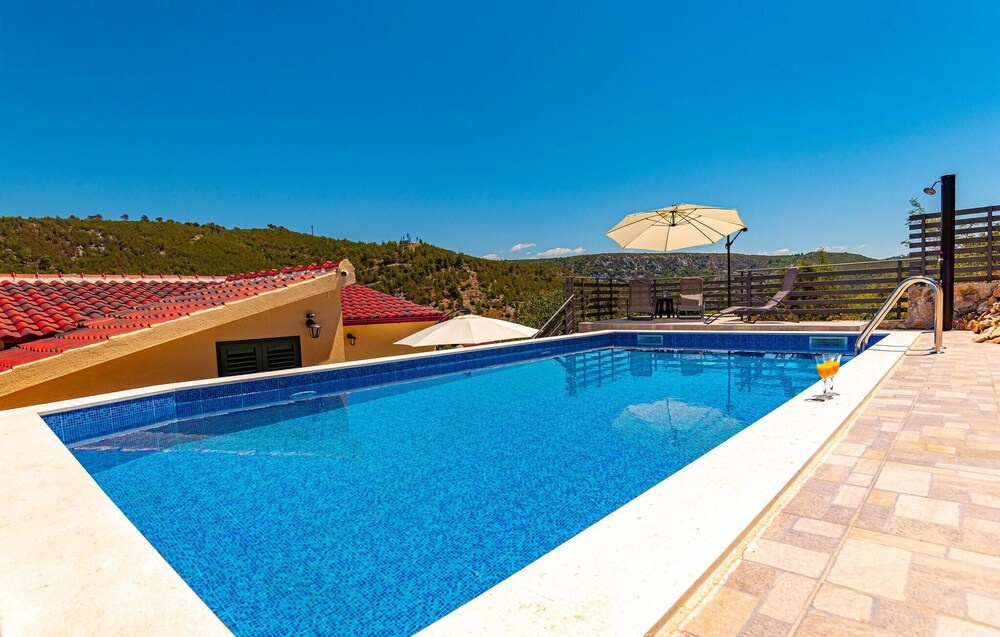 3 Bedroom Cozy Home In Skradin