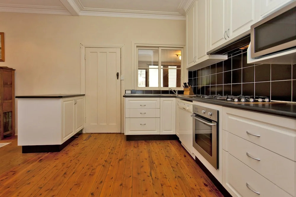 Red Brick Beauty - Central Cottage