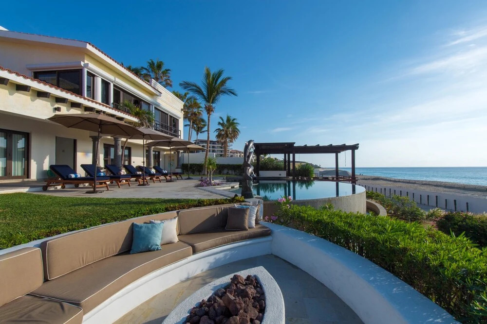 Outstanding Beachfront for up to 15 People: Villa Delfines