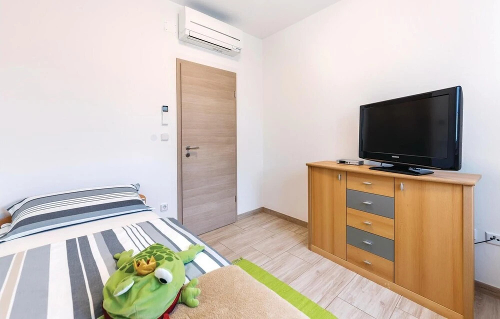 Nice Home In Liznjan With Wifi