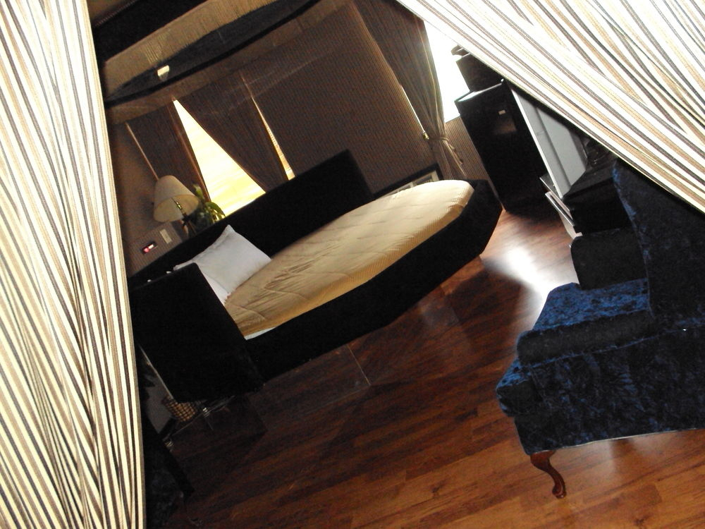 Red Carpet Inn & FantaSuite Hotel