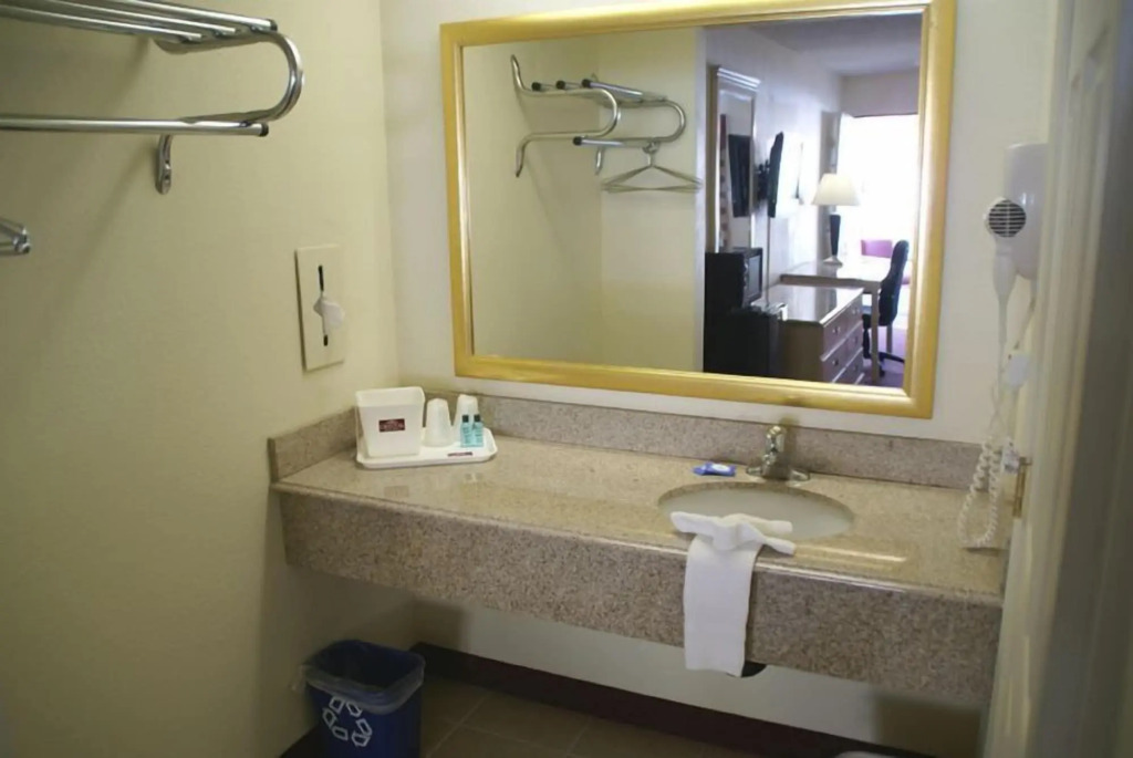 Crystal Inn and Suites