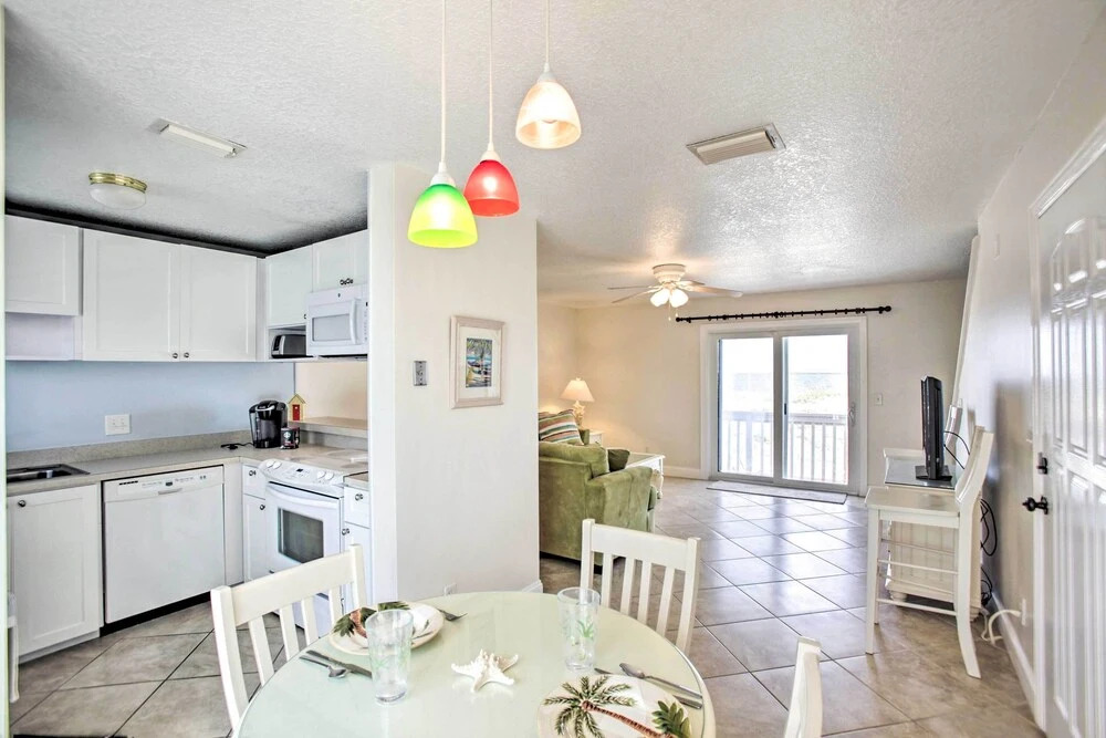 Bright Fernandina Beach Townhome: Walk to Ocean!