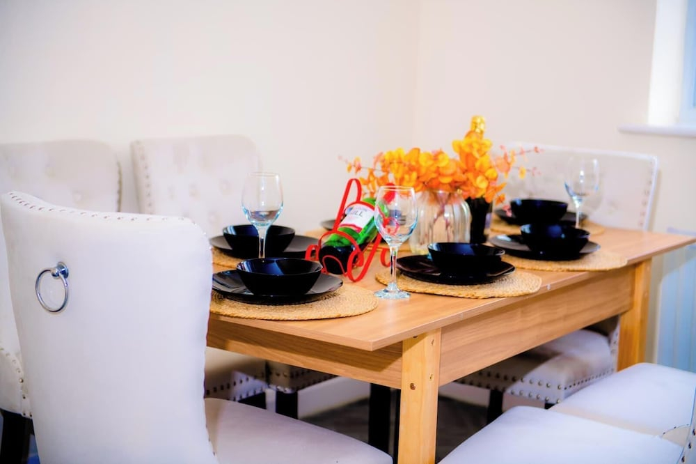 House - Sleeps 7 - Parking - 10min Drive to Centre