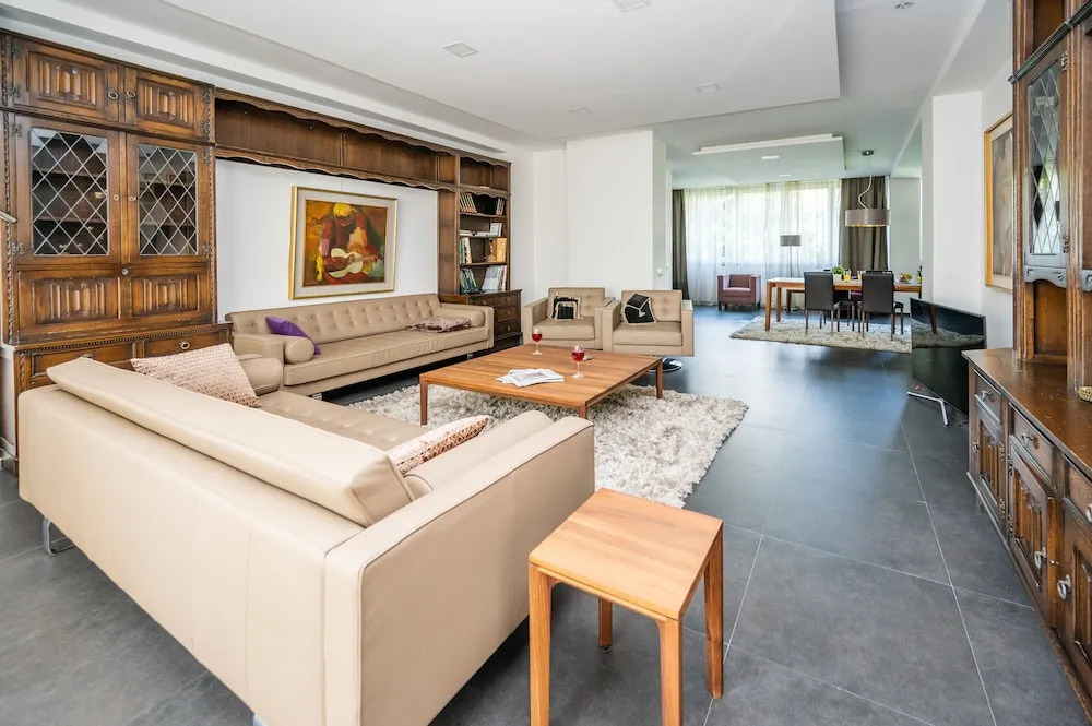 Luxury Apartment in Beautiful Neighborhood