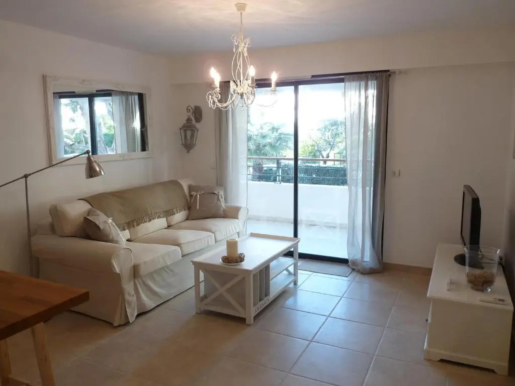 Elegant two bedroom apartment with modern design and terrace close to beaches and Cannes center 546