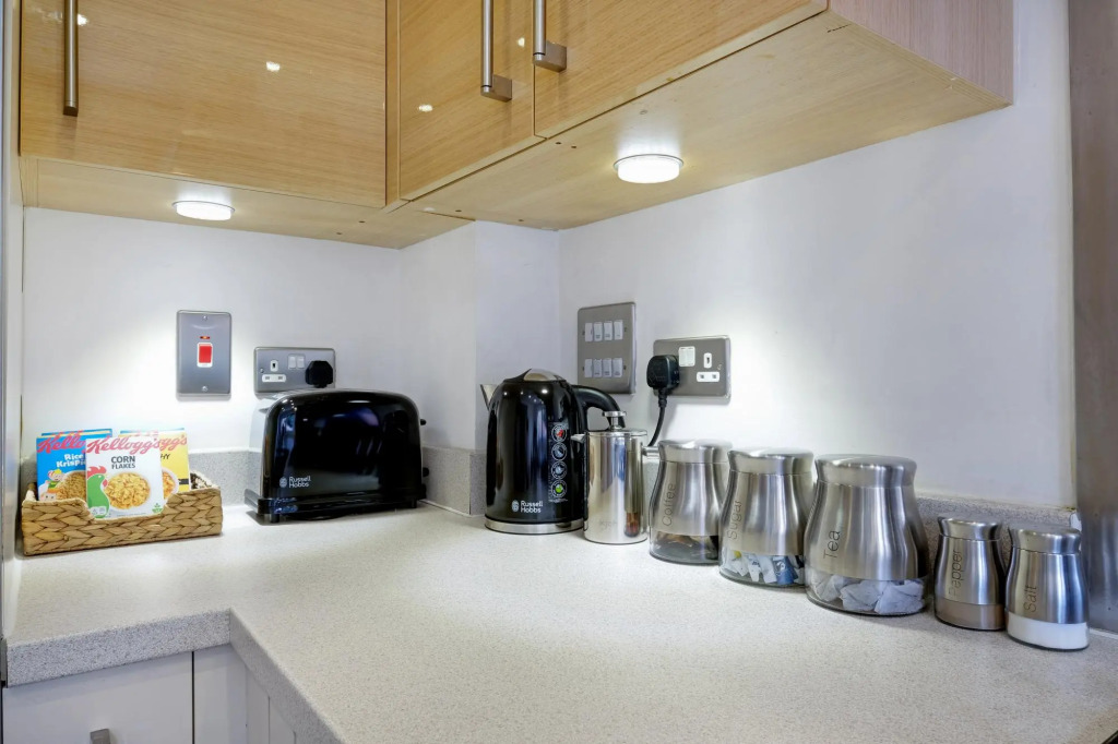 Heathrow Living Holywell Springs Serviced House
